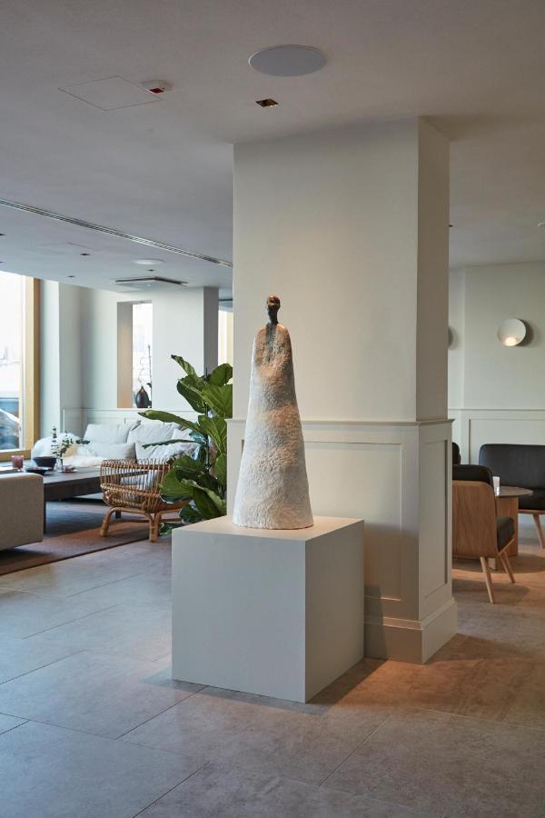 Runo Hotel Borgå Exteriör bild The sculpture "The Guardian" by artist and sculptor, Jean-Pierre Hublot, at the entrance of the hotel