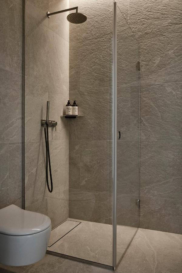 Runo Hotel Borgå Exteriör bild A shower with a shower door