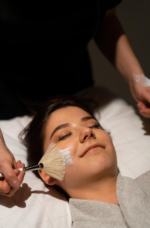 Runo Hotel Borgå Exteriör bild A woman receiving a facial